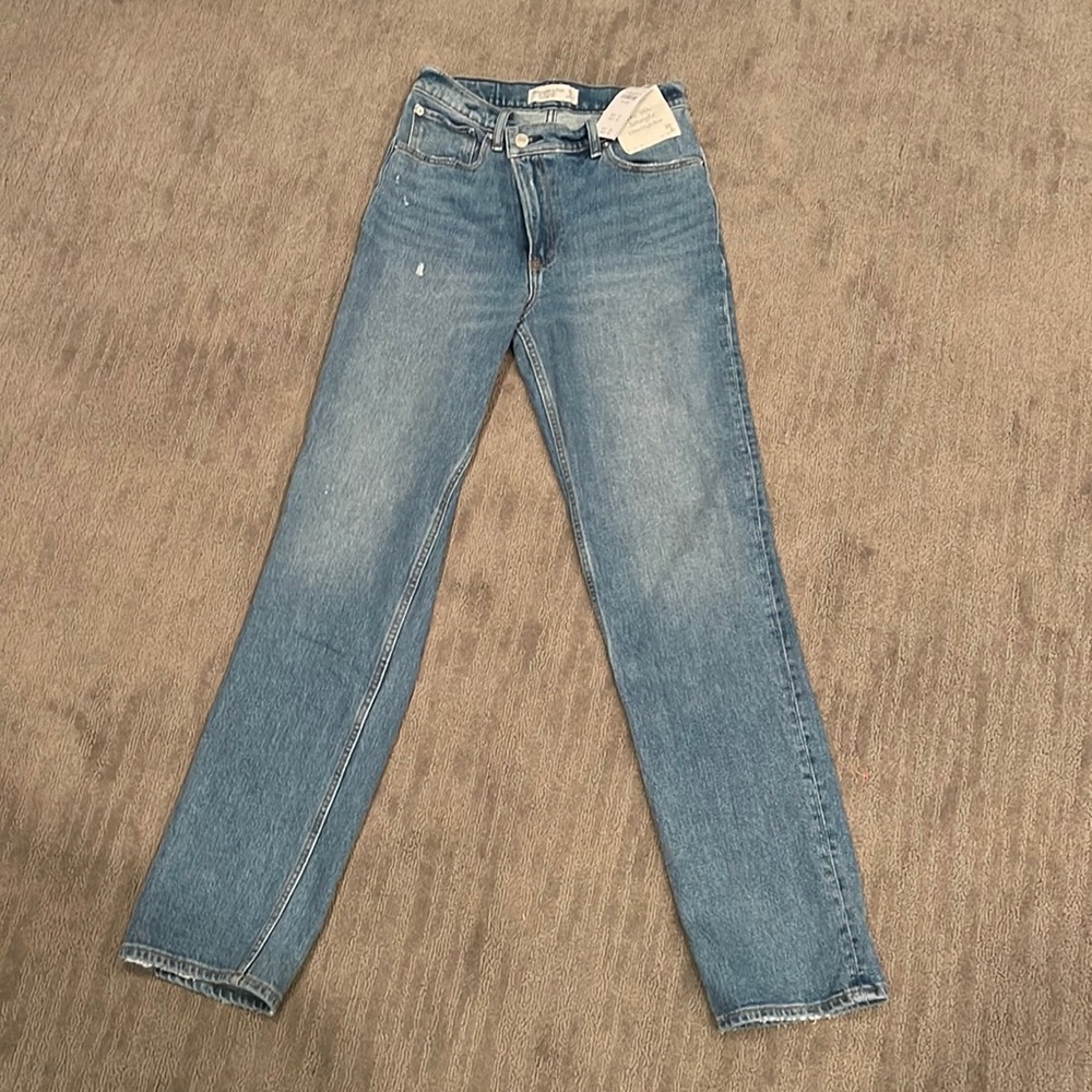 Abercrombie & Fitch. The 90s straight ultra high rise jean. 26L. New with tags